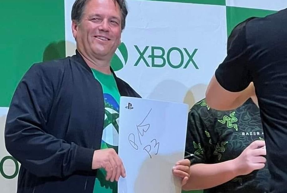 Руководитель Xbox подписал сменную панель PS5 на выставке